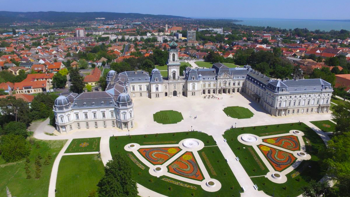 Keszthelyi-Festetics-Kastely-Muzeum-Latnivalo-Dron-CsodalatosBalaton.jpg